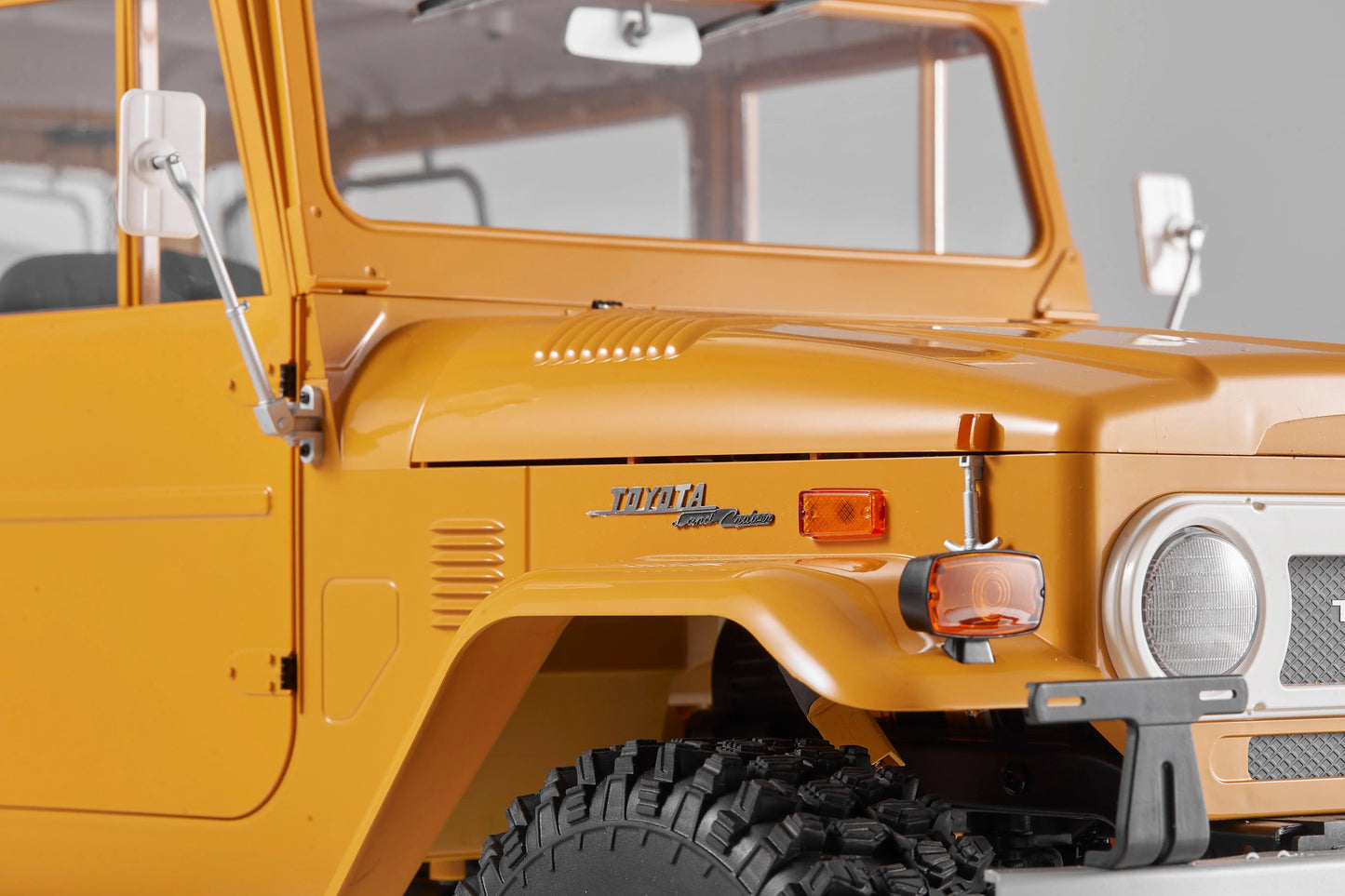 Auto a Control Remoto - 1/10 Toyota Land Cruiser FJ40 - FMS Amarillo o Azul - Jugueteria del Sur