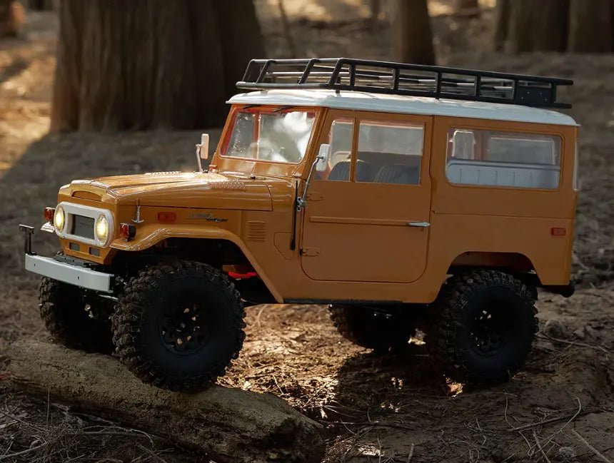 Auto a Control Remoto - 1/10 Toyota Land Cruiser FJ40 - FMS Amarillo o Azul - Jugueteria del Sur