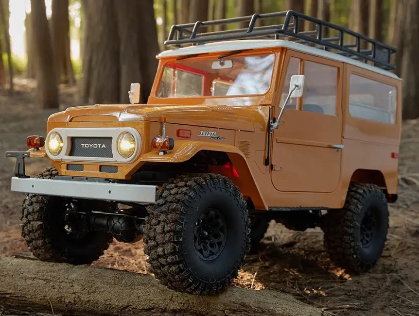 Auto a Control Remoto - 1/10 Toyota Land Cruiser FJ40 - FMS Amarillo o Azul - Jugueteria del Sur