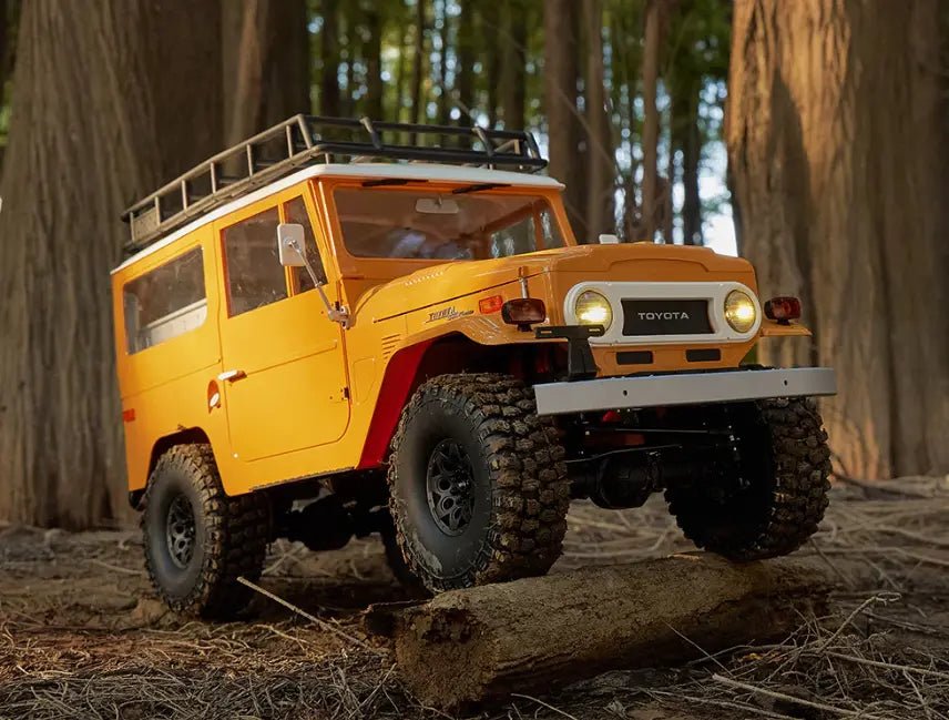Auto a Control Remoto - 1/10 Toyota Land Cruiser FJ40 - FMS Amarillo o Azul - Jugueteria del Sur