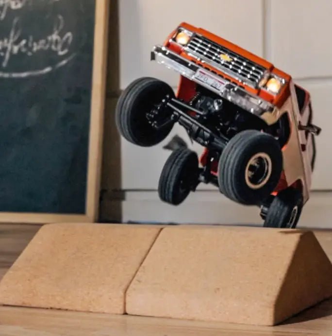 Auto a Control Remoto - 1/24 CHEVROLET K5 Blazer - FMS FCX24 Naranja, Negro o Café - Jugueteria del Sur