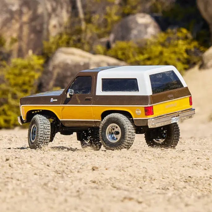 Auto a Control Remoto - 1/24 CHEVROLET K5 Blazer - FMS FCX24 Naranja, Negro o Café - Jugueteria del Sur