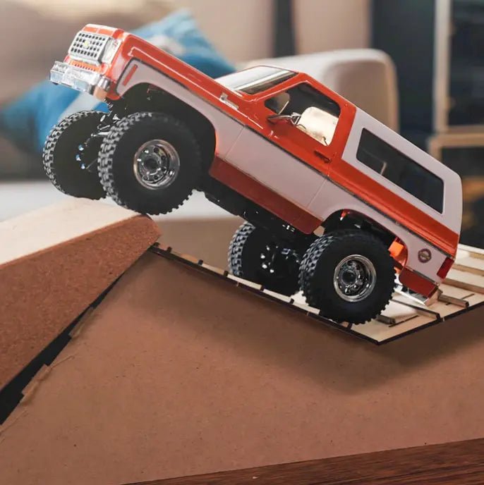 Auto a Control Remoto - 1/24 CHEVROLET K5 Blazer - FMS FCX24 Naranja, Negro o Café - Jugueteria del Sur