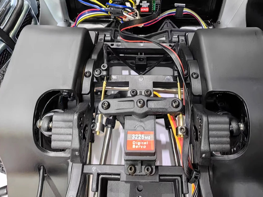 Auto a Control Remoto - 1/10 Nissan Patrol Brushless - YIKONG YK4107 PRO