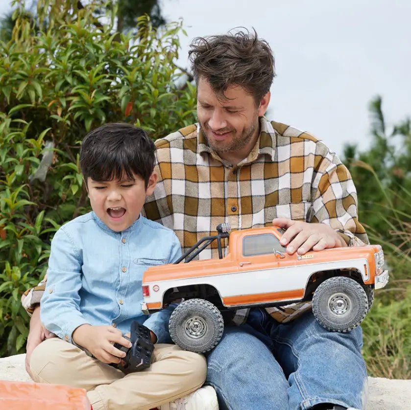 Auto a Control Remoto - 1/10 Chevrolet K5 Blazer - FMS FCX10 Negro, Naranjo o Cafe - Jugueteria del Sur