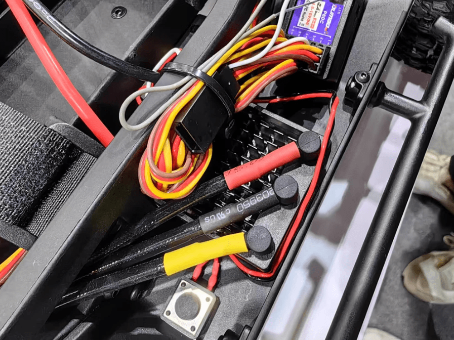 Auto a Control Remoto - 1/10 Nissan Patrol Brushless - YIKONG YK4107 PRO - Jugueteria del Sur