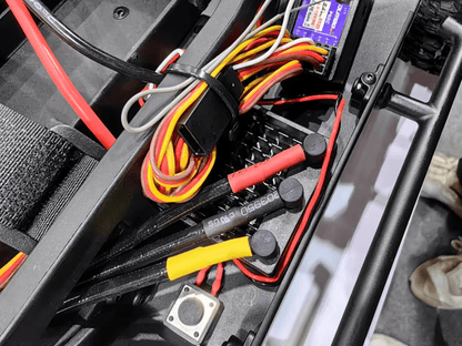 Auto a Control Remoto - 1/10 Nissan Patrol Brushless - YIKONG YK4107 PRO - Jugueteria del Sur