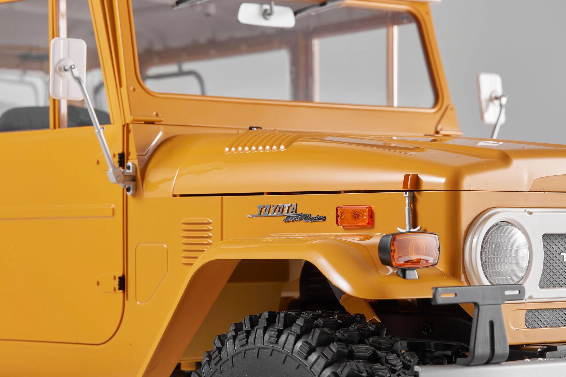 Auto a Control Remoto - 1/10 Toyota Land Cruiser FJ40 - FMS Amarillo o Azul - Jugueteria del Sur
