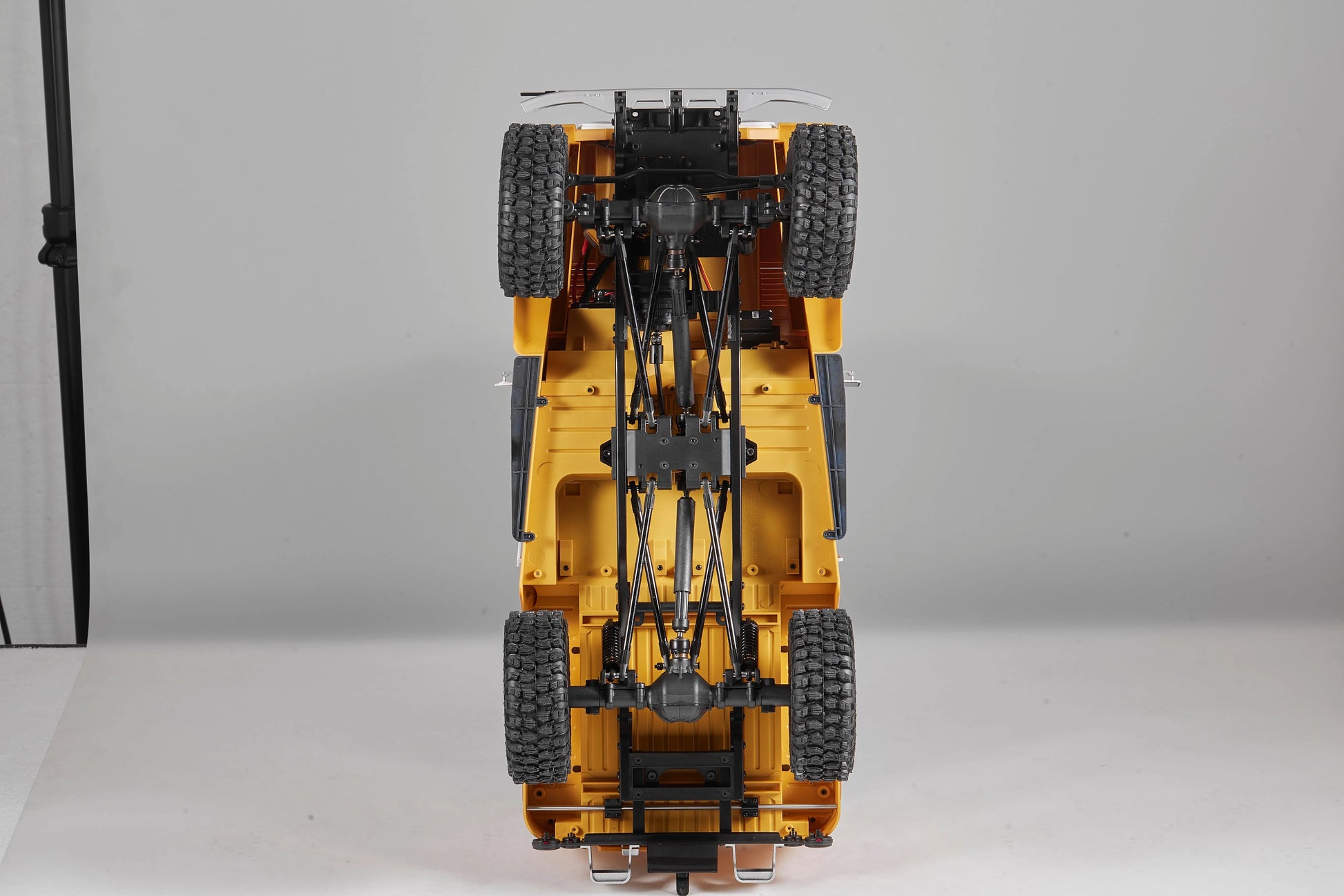 Auto a Control Remoto - 1/10 Toyota Land Cruiser FJ40 - FMS Amarillo o Azul - Jugueteria del Sur