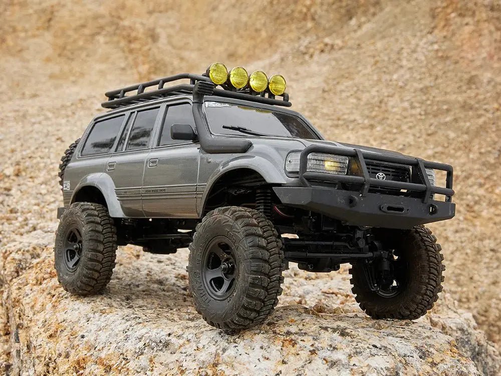 Auto a Control Remoto - 1/18 TOYOTA Land Cruiser 80 - FMS FCX18 LC80 V2 Gris o Amarillo o Azul - Jugueteria del Sur