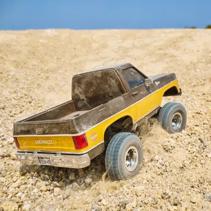 Auto a Control Remoto - 1/24 CHEVROLET K5 Blazer - FMS FCX24 Naranja, Negro o Café - Jugueteria del Sur
