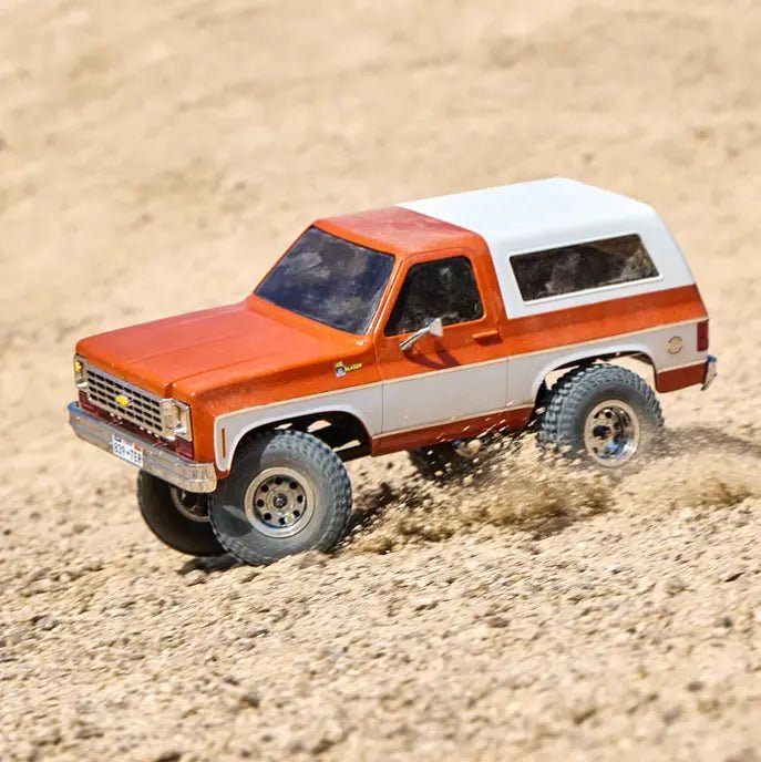 Auto a Control Remoto - 1/24 CHEVROLET K5 Blazer - FMS FCX24 Naranja, Negro o Café - Jugueteria del Sur